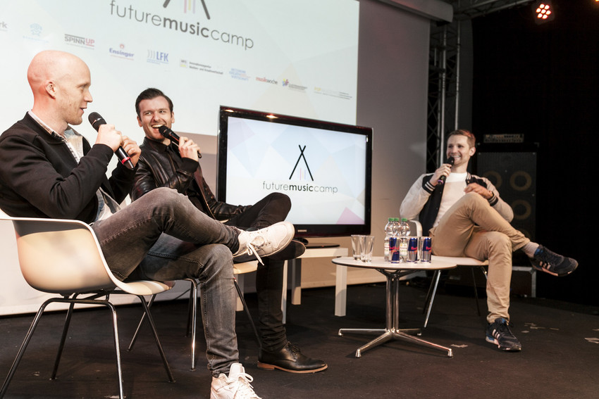 Alexander Neipp (Universal Music Deutschland), Daniel Grunenberg (Glasperlenspiel) und Steffen Geldner beim Future Music Camp (v.l.n.r.).